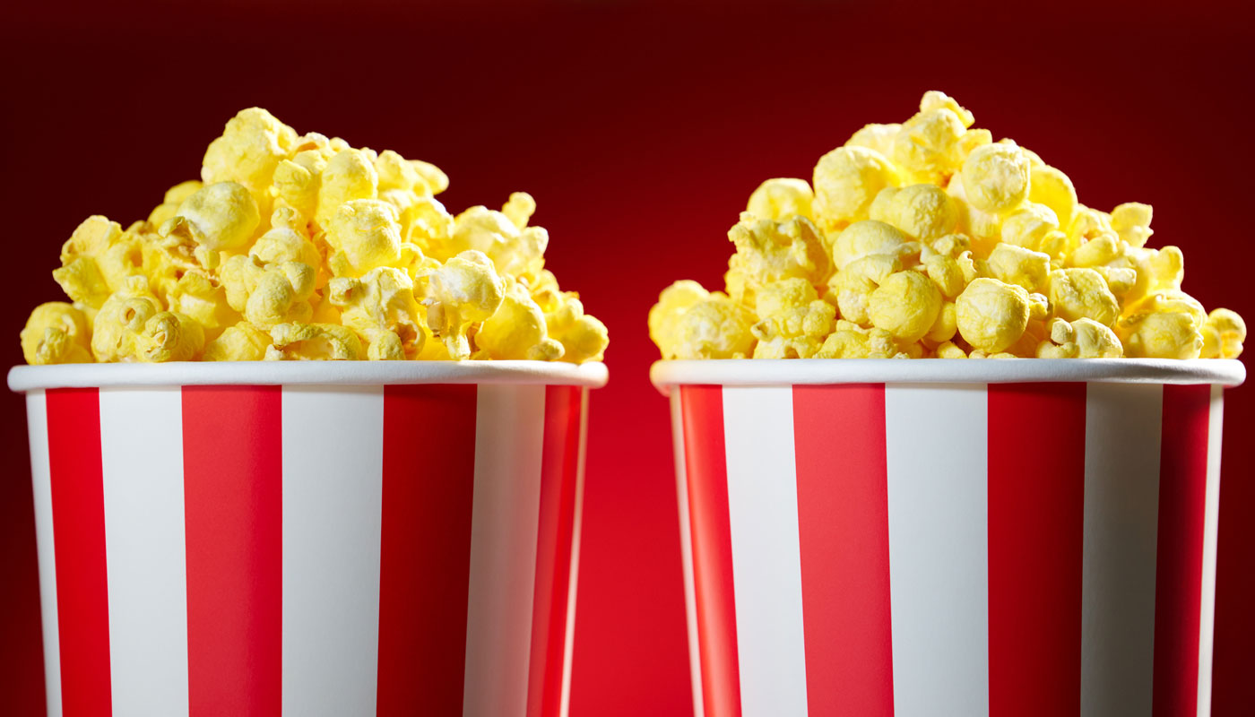 Dois baldes de pipoca dourada